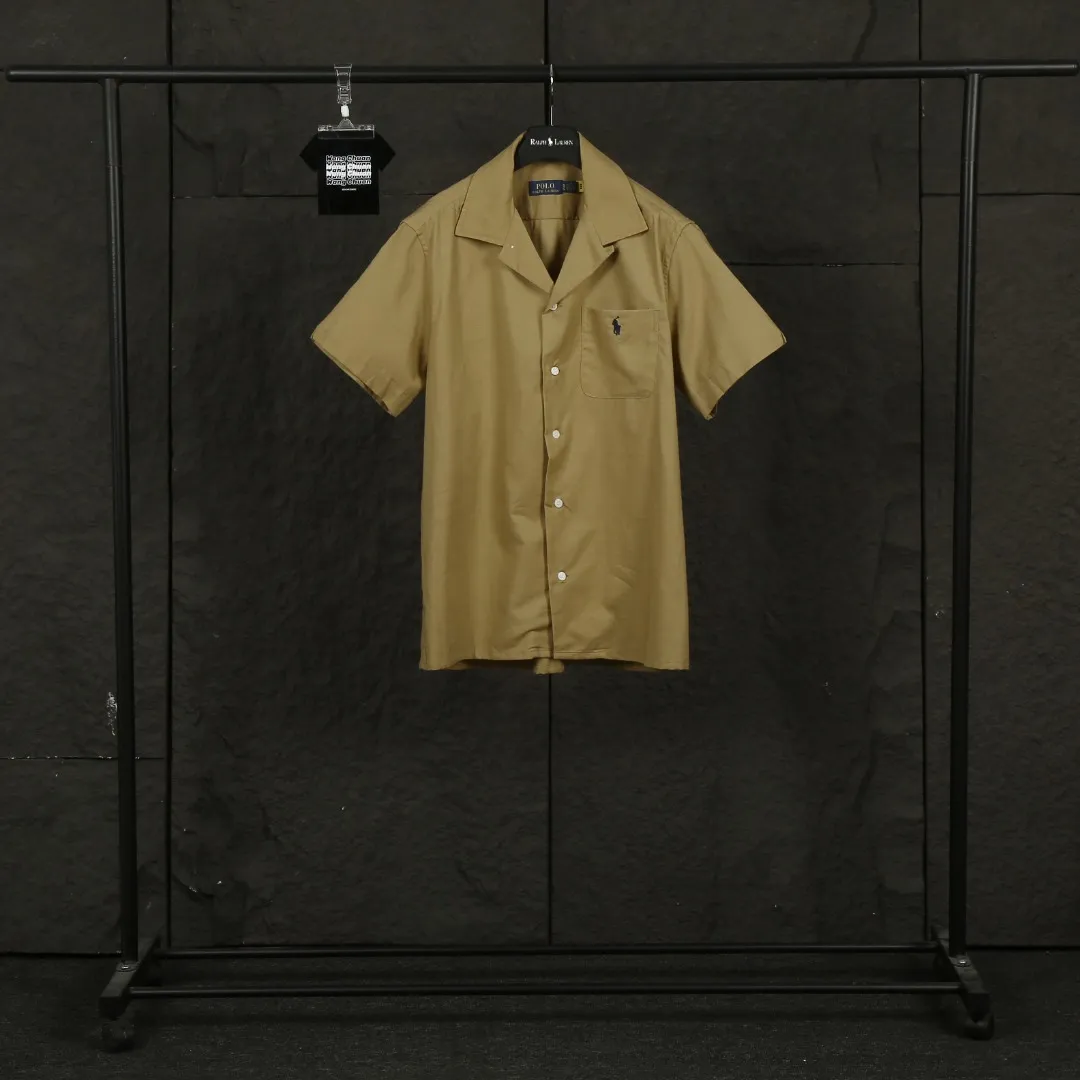 P230 Actual photo [High-end quality] Style number: 25055# Color: Navy blue/off-white/ice blue/light pink/chicken yellow/khaki Size: S to XL - Ralph Lauren/Ralph Lauren 25SS Summer popular high-quality old money style Cuban collar pocket style short-sleeved linen couple shirt - ingeniously restored 95% cotton blended bamboo linen, pre-washed, tight and soft texture ✅ - 100% restored workmanship Complete professional shirt with embedded clips in bifurcated sleeves, top button earrings ✅ - Custom dyed original pearlescent white buttons with different sizes ✅ - Special shaped chiffon foil inside the collar door tube, which is not easy to deform and pull ✅ - Ralph Lauren/linen pocket style short-sleeved shirt. It is different from the classic style and has a niche style. It perfectly combines comfort and high-end. An indispensable piece in summer. It is both cool and textured. It is the king of ins style with every snap. It can be used for commuting and vacationing. There’s no pressure to switch between different styles, and the classics never go out of style.